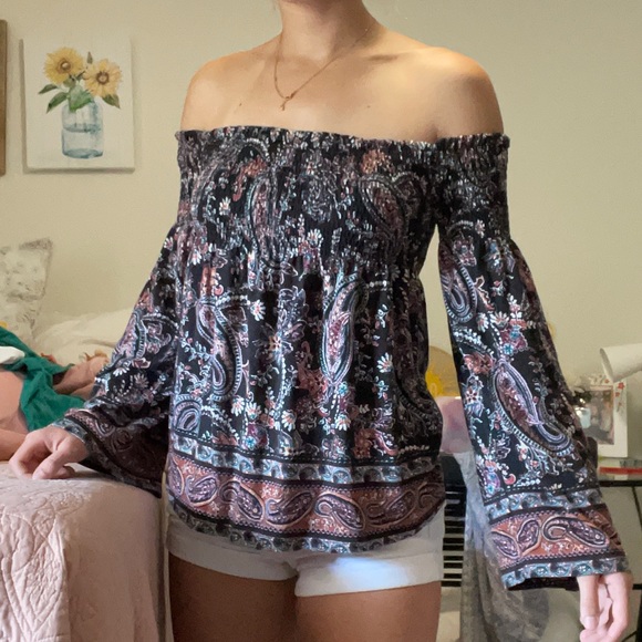 Off the shoulder xHilaration patterned long sleeve - Picture 2 of 3